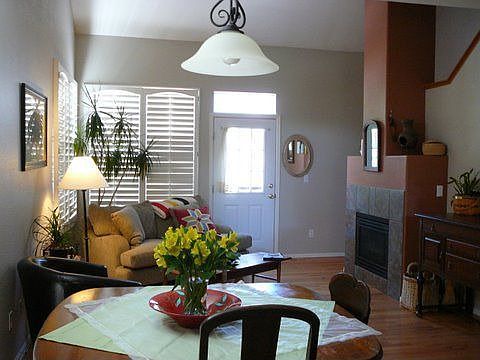 Open floor plan w/fireplace