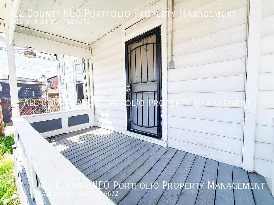 Spacious 2-Bedroom Home in North Hilltop! — Photo 2