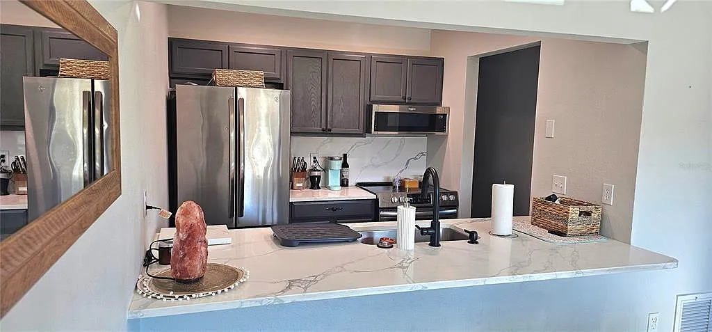 2 bed, 2.0 bath, 912 sqft, $3,500 — Photo 2