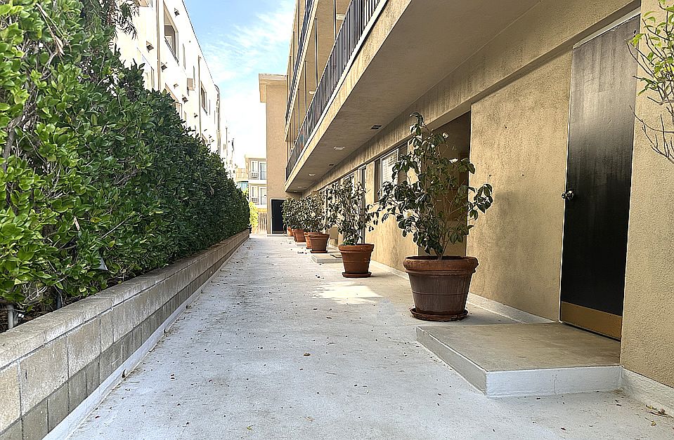 406 VETERAN AVENUE - Westwood, CA 90024