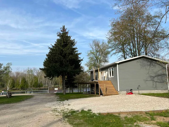 6820 W Shore Dr, Weidman, MI 48893