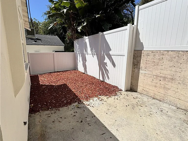 974 W 5th St — Photo 26