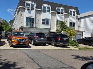 15-40 215th St, Bayside, NY 11360