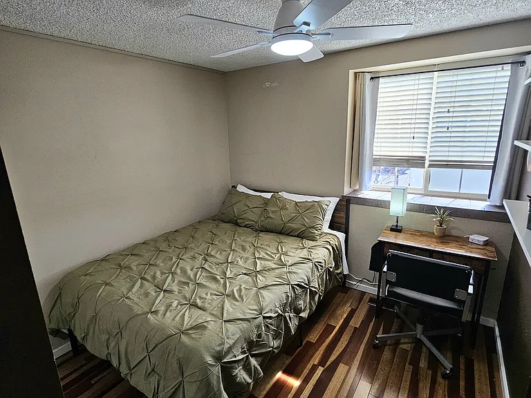 Queen hybrid plush mattress with dedicated desk and office chair