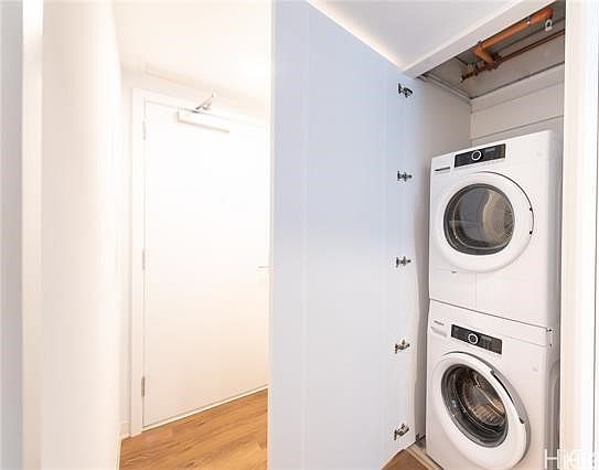 3rd image of 987 Queen St #906