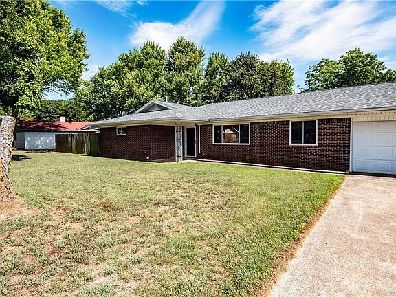 3rd image of 1450 S Paradise Ln