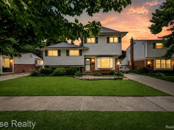 1329 W Elmwood Ave, Clawson, MI 48017