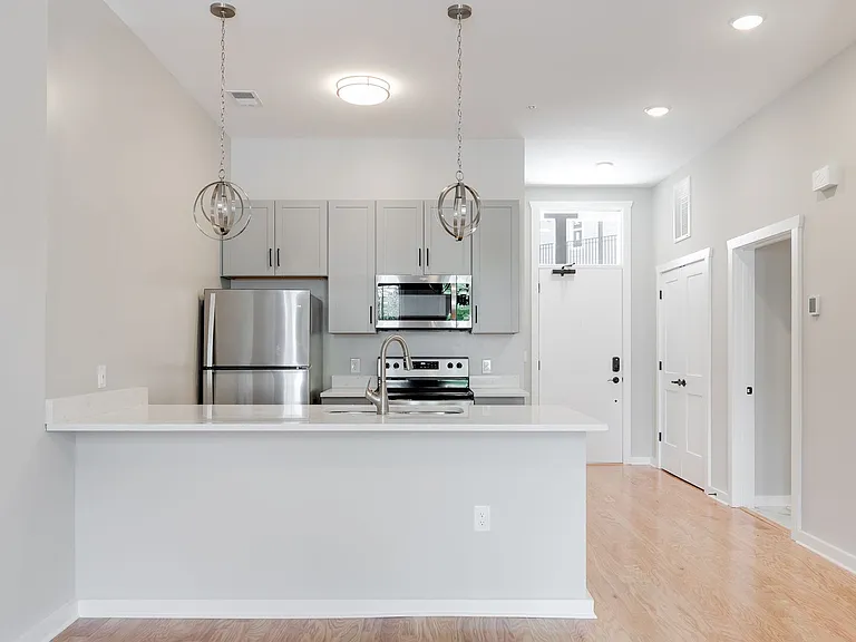 2416 Jefferson Ave — Photo 3