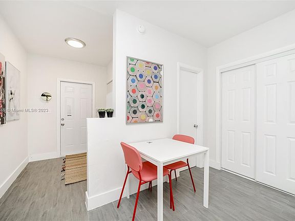 5th image of 770 NE 123rd St APT 19