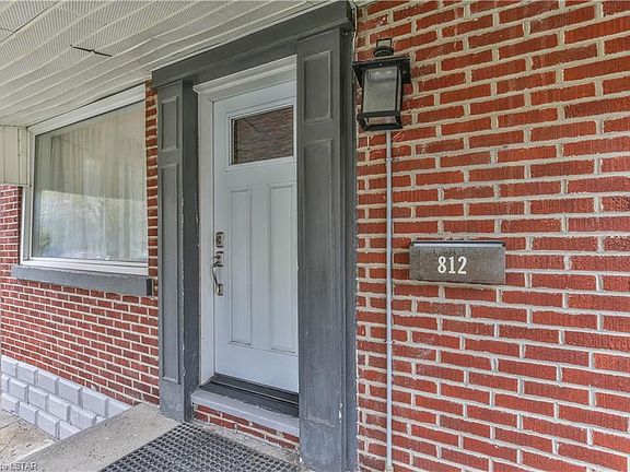 3rd image of 812 Adelaide St N