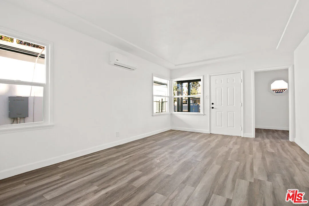 2 bed, 1.0 bath, 800 sqft, $2,795 — Photo 2