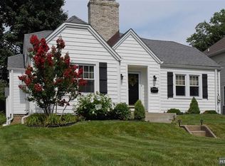 28 Crane Ave, Bloomingdale, NJ 07403