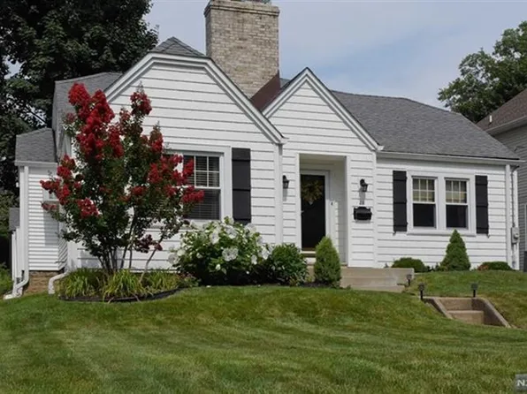 28 Crane Ave, Bloomingdale, NJ 07403