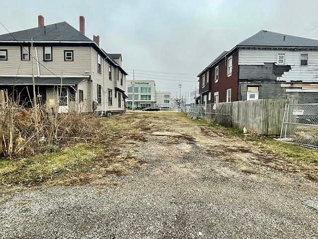 2nd image of 1206 E Washington St