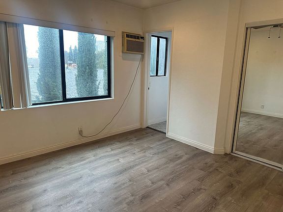 4th image of 1105 S Barrington Ave APT 7