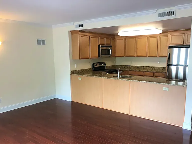 Ridgefield Commons — Photo 6