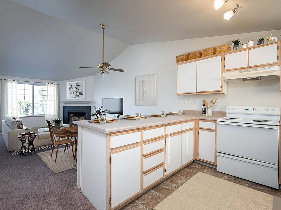 Courtyards at Fairview | Kitchen and Dining