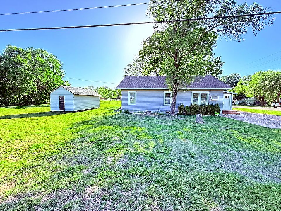 Front of home and out bldg 
