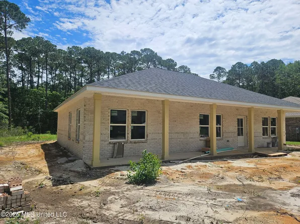 628 Oak St, Ocean Springs, MS 39564