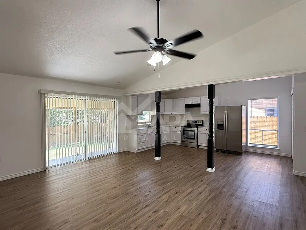 3 bed, 1172 sqft, $2,100 — Photo 4