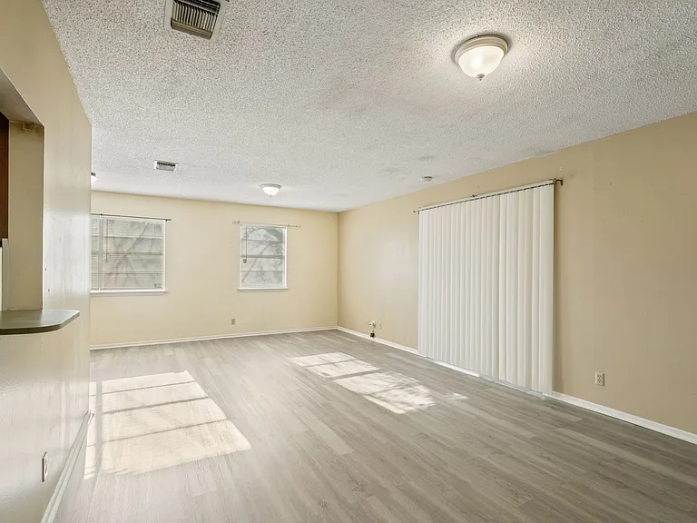 97 Michelle Dr — Photo 4