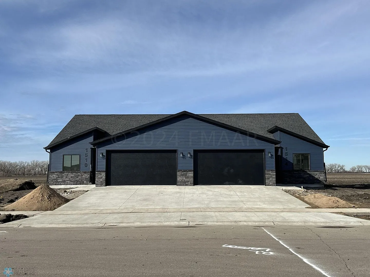 3 bed 2 bath slab on grade Twinhome for rent — Photo 1