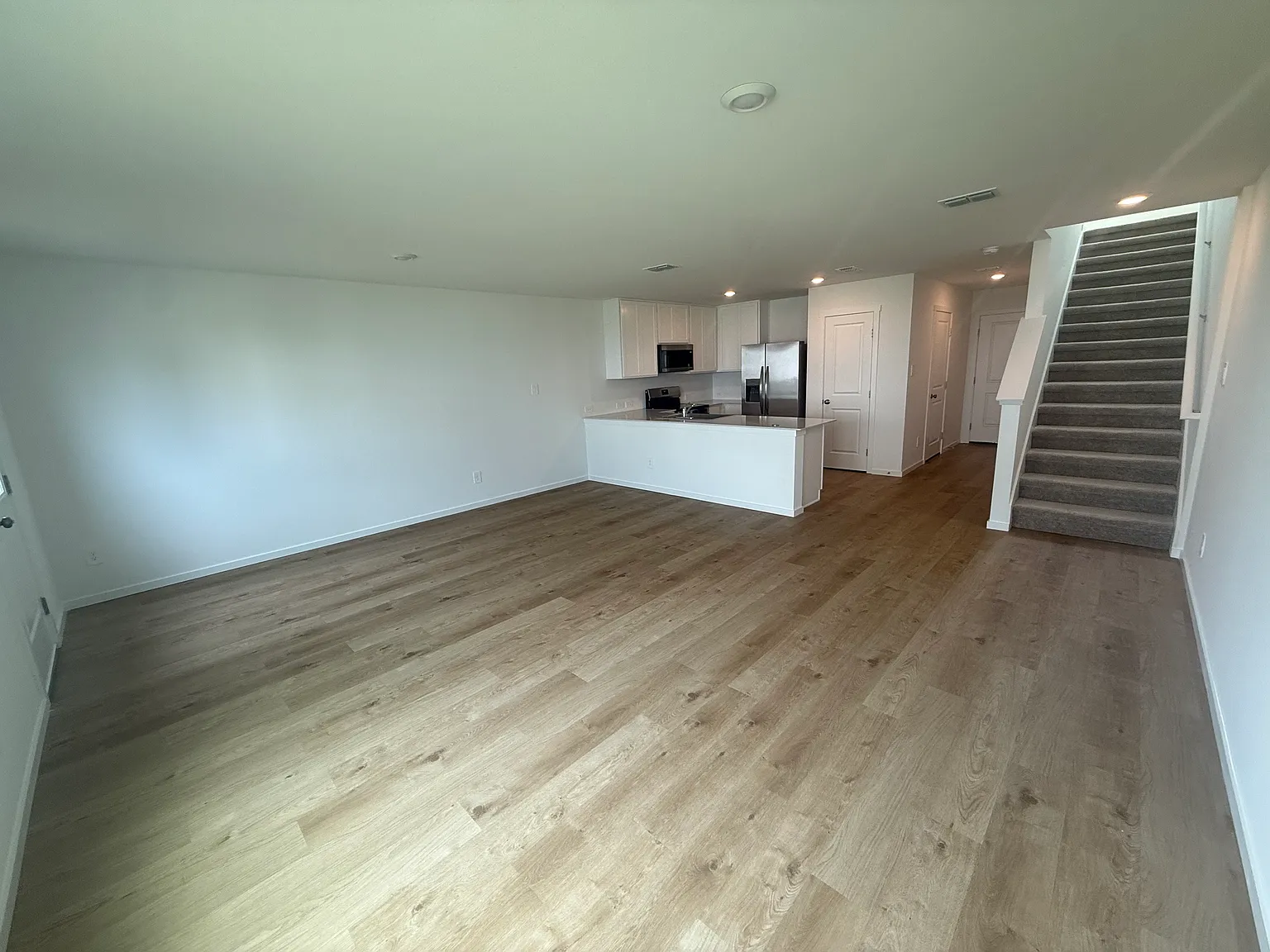 3 bed, 1389 sqft, $1,900 — Photo 4