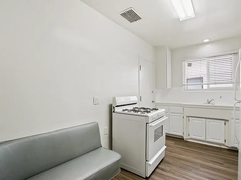 Levering Apartments — Photo 35