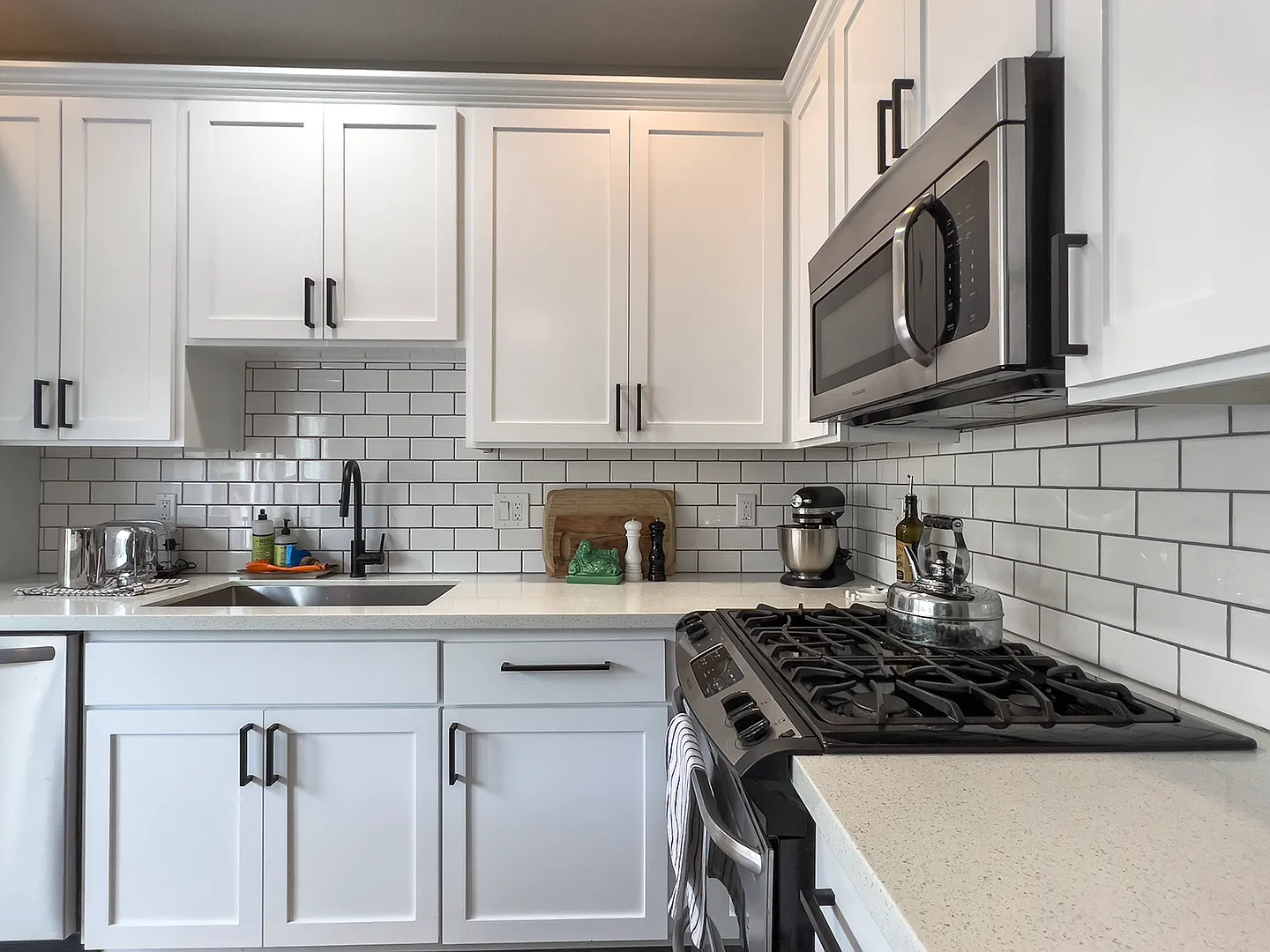 Beautiful 3 bedroom, 2.5 bath home in North Portland! Amazing Modern Kitchen and Great Natural Li... — Photo 3