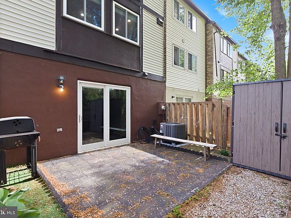 3rd image of 614 Giles Pl