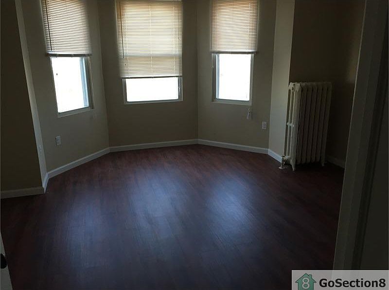 2nd image of 5921 Pine St
