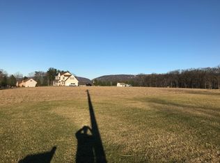 Cedar Dr, Walnutport, PA 18088