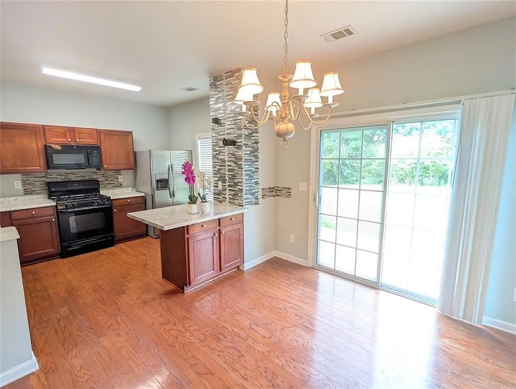 3 bed, 2.5 bath, 1386 sqft, $2,199 — Photo 3
