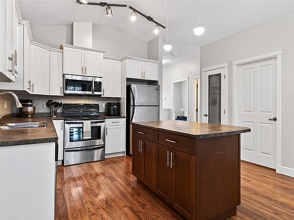 4th image of 930 Braidwood Rd #221