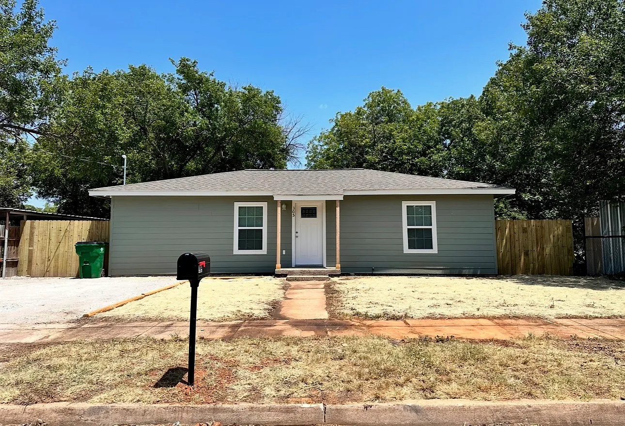 3 bed, 1100 sqft, $1,450 — Photo 1