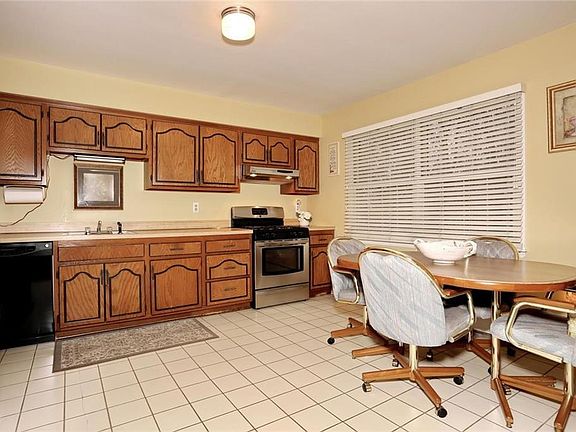 4th image of 17 Allegra Dr