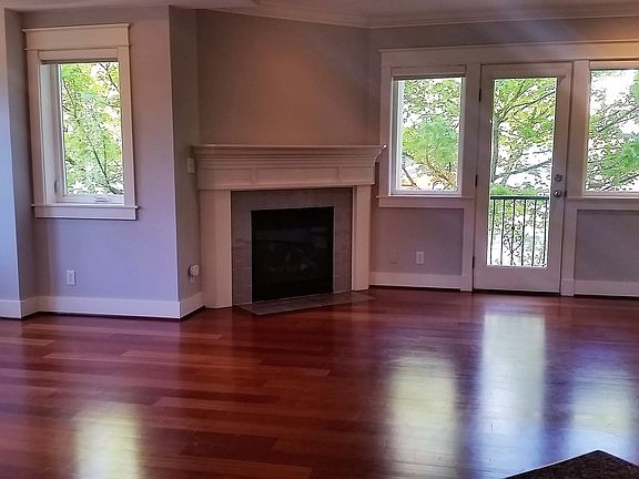 5th image of 923 Belmont Ave E