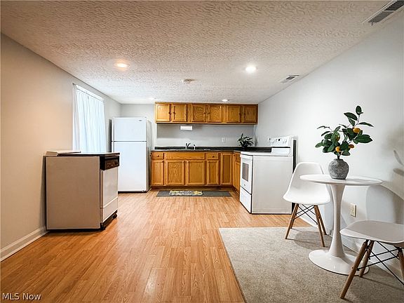 3rd image of 3504 Hemlock Ave