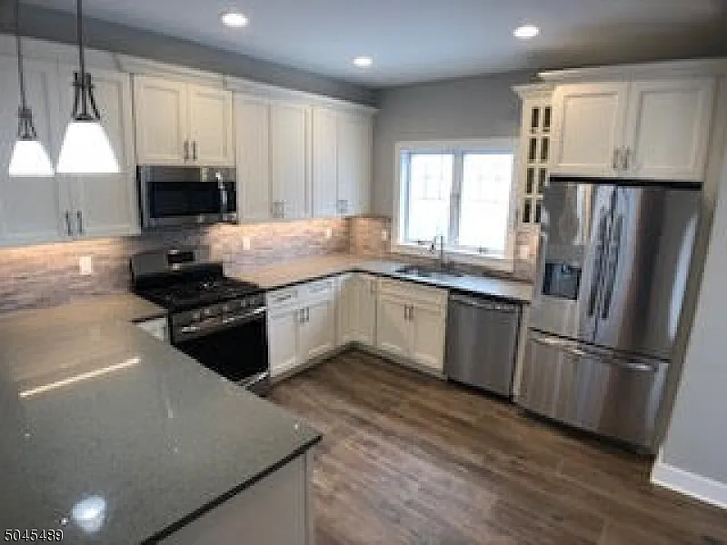 3 bed, 5.0 bath, $4,100 — Photo 4