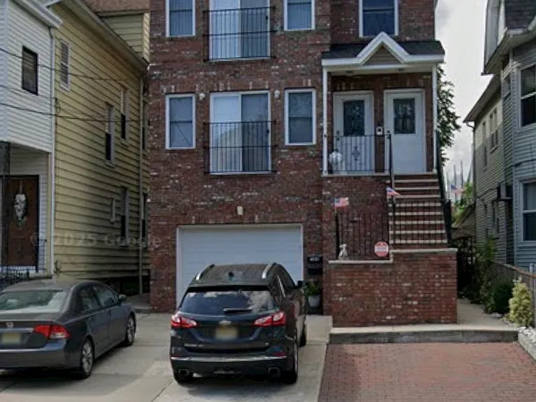 586 Monroe Ave — Photo 1