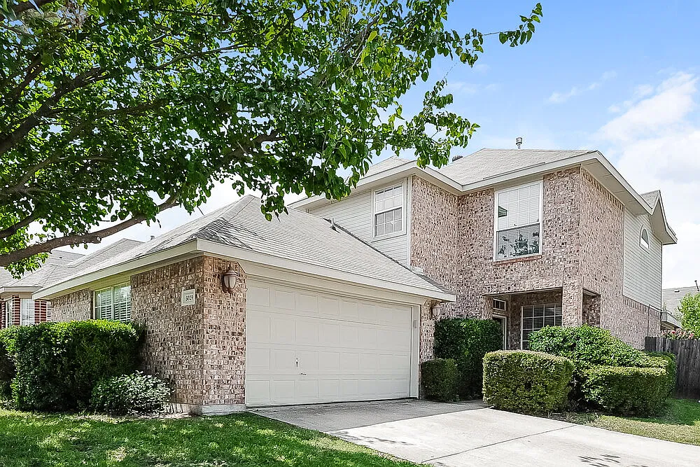 3 bed, 2.5 bath, 1892 sqft, $2,285 — Photo 1