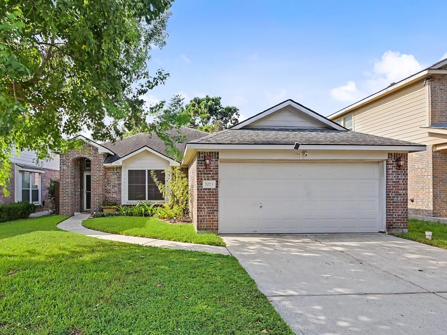 4 bed, 2.0 bath, 1712 sqft, $2,200 — Photo 1