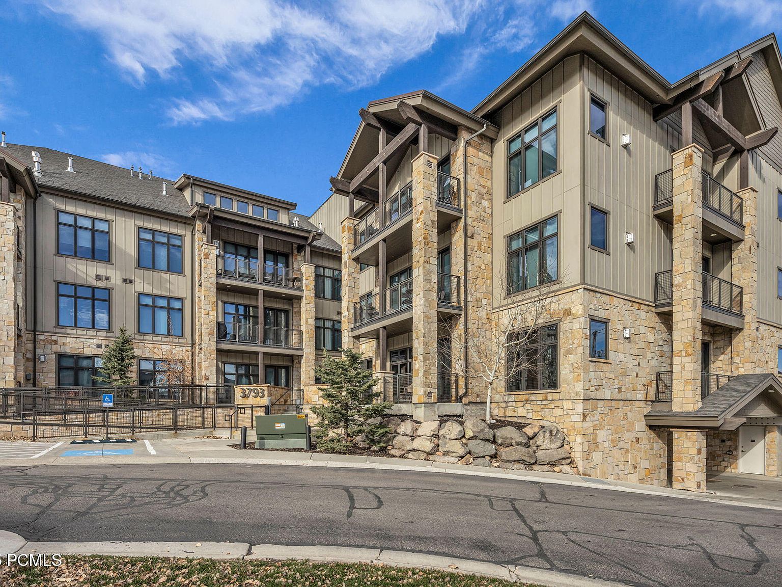 3793 Blackstone Dr #3B