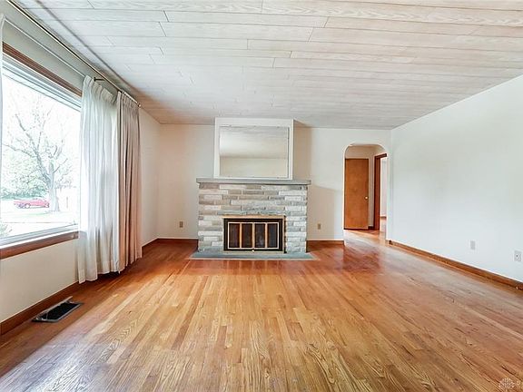 4th image of 3737 Woodman Dr