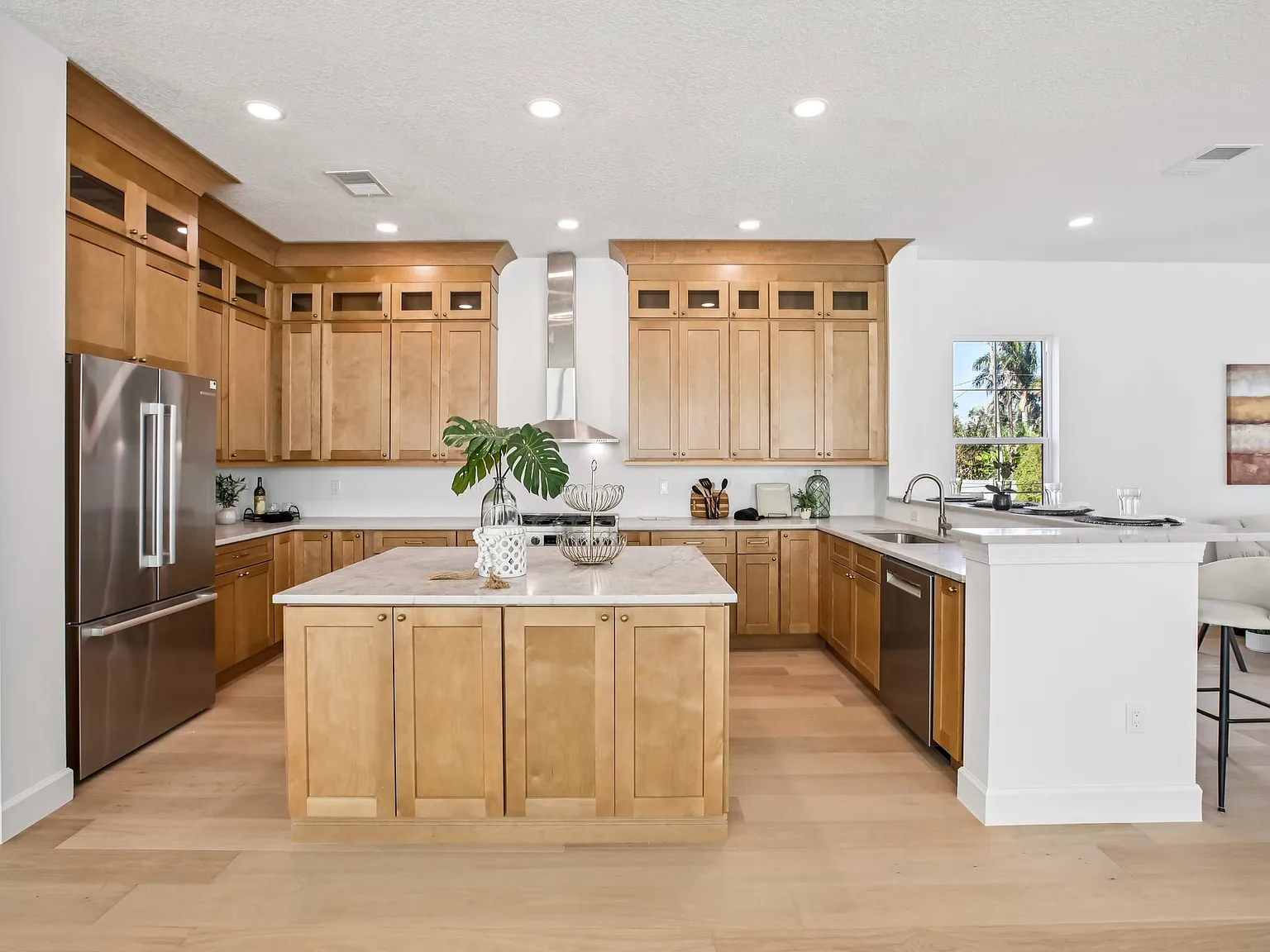 4 bed, 3.5 bath, 3850 sqft, $12,500 — Photo 3
