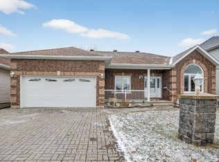 17 Ammolite St, Ottawa, ON K2S1Y8