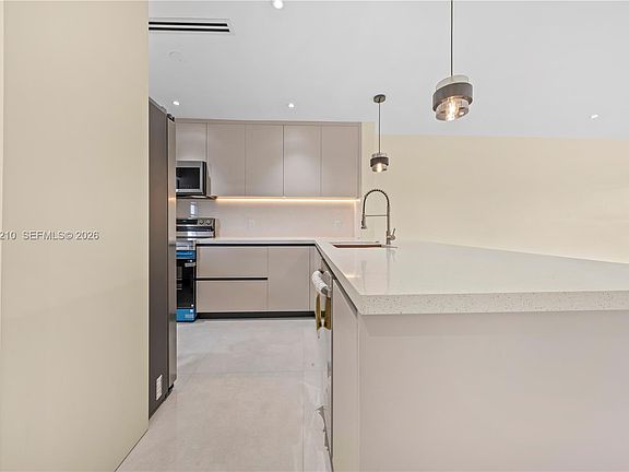 3rd image of 1400 NE 191st St APT 305