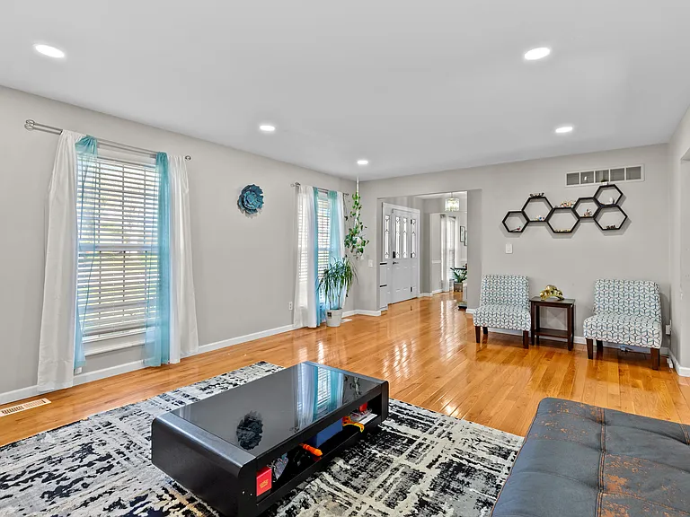 1528 Woodroyal East Dr — Photo 6