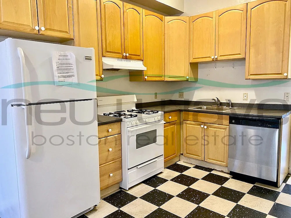 3 bed, 9999 sqft, $4,200 — Photo 3