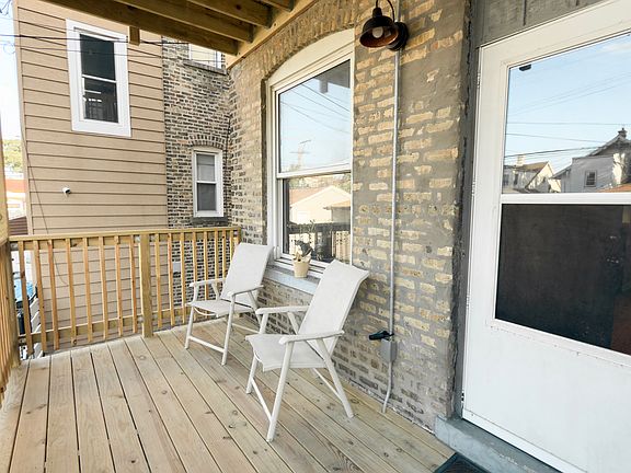4th image of 4020 W Cornelia Ave #1